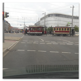 Hier quert der Historische Zug aus TW 257 und BW 86 die Kreuzung vor der „Blechbüchse“.