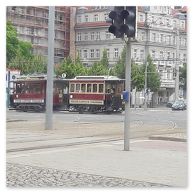 Hier quert der Historische Zug aus TW 257 und BW 86 die Kreuzung vor der „Blechbüchse“.