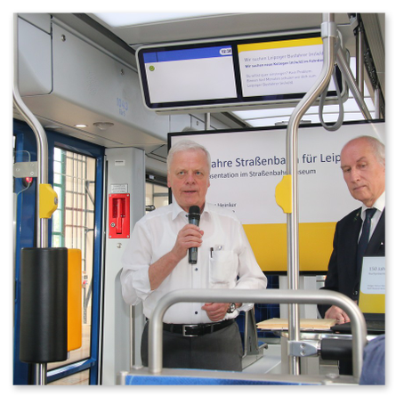 Lesung aus der Festschrift durch die Autoren Rolf-Roland Scholze und Helge-Heinz Heinker in der gerade in „Straßenbahnmuseum - Gerhard Wirthgen“ getauften Straßenbahn.