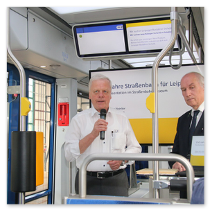 Lesung aus der Festschrift durch die Autoren Rolf-Roland Scholze und Helge-Heinz Heinker in der gerade in „Straßenbahnmuseum - Gerhard Wirthgen“ getauften Straßenbahn.